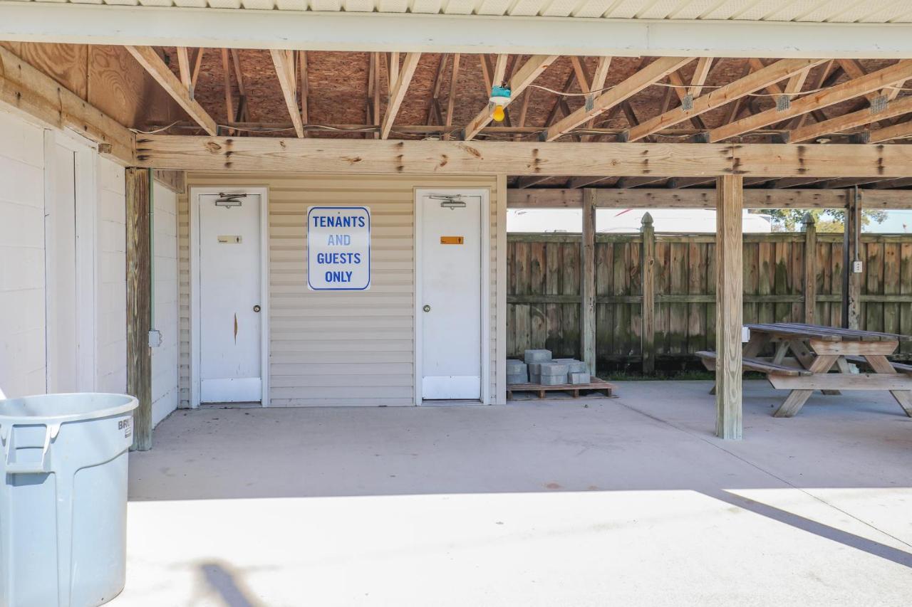 Spacious Home With Waterfront View-Welcome Pets Sneads Ferry Exterior photo