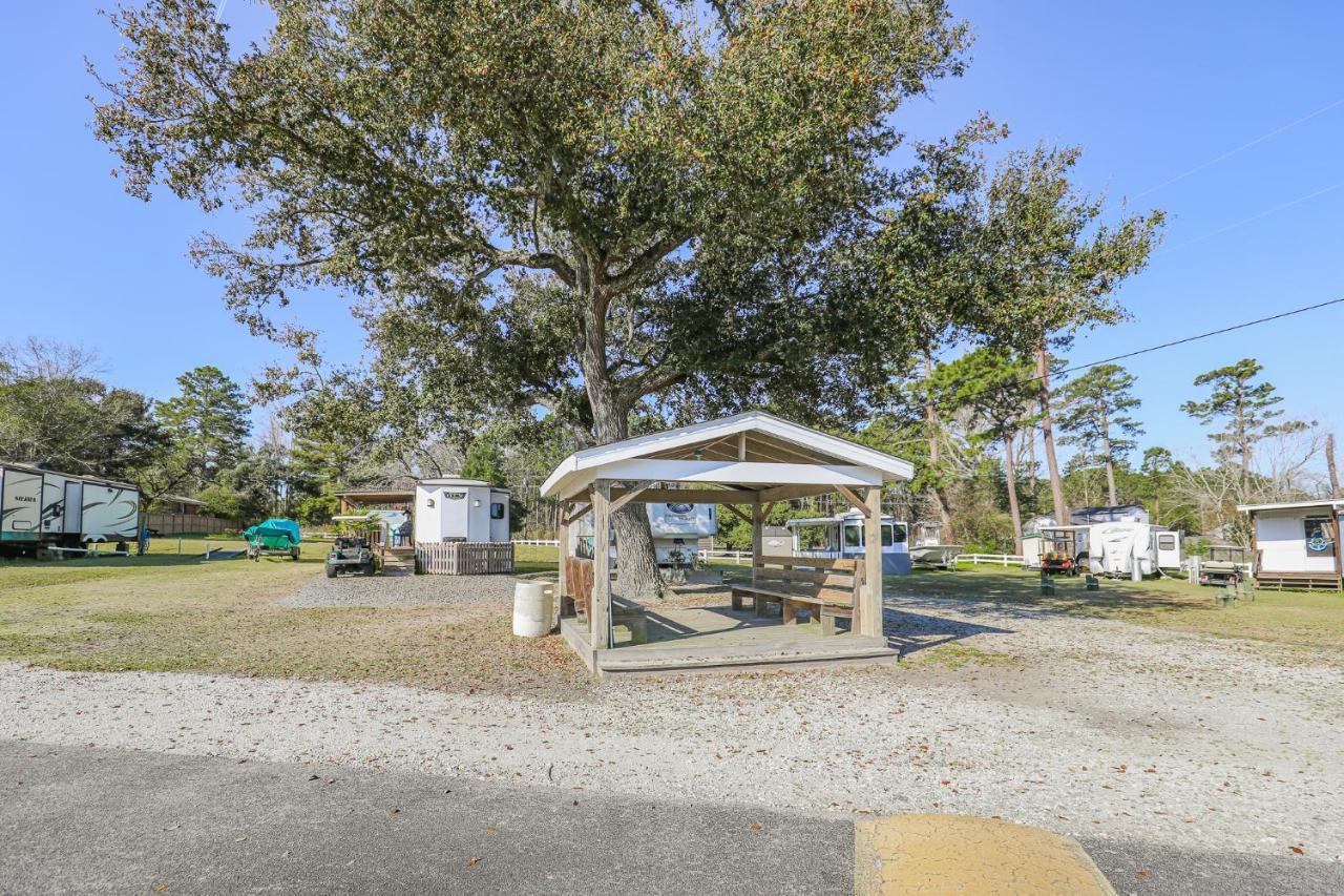 Spacious Home With Waterfront View-Welcome Pets Sneads Ferry Exterior photo